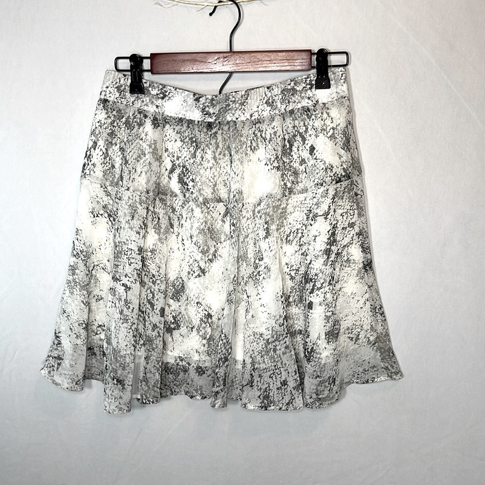 Banana Republic Flirty Flare Skirt Sz 4 White/Gray Snakeskin Chiffon Pull on NWT
